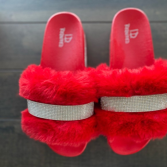 I.D. Required Faux Fur & Rhinestones RED Platform Slides Sz 8 - Picture 14 of 14